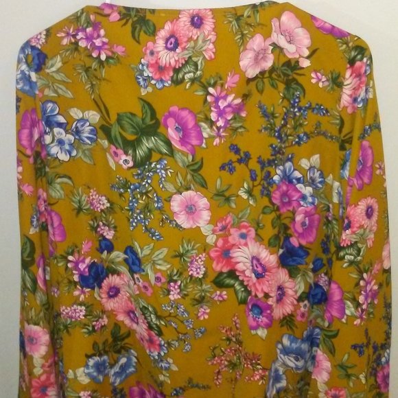 Boutique Top - Picture 2 of 3